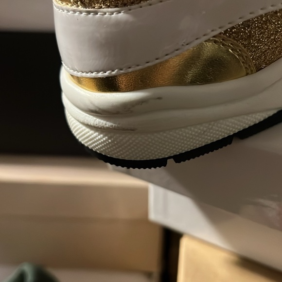 Glitter gold logo sneakers size EU 34 in girls. Brand new/ small spot of heel . - Picture 4 of 5